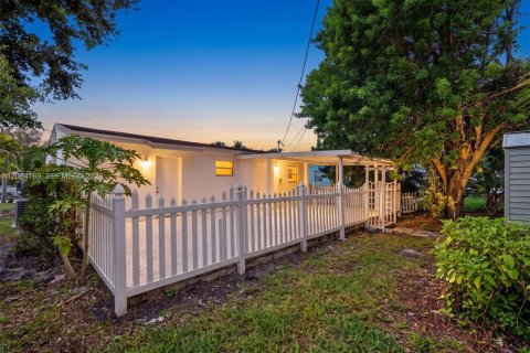 House in North Miami Beach, Florida 3 bedrooms, 83.61 sq.m. № 2286825 - photo 29