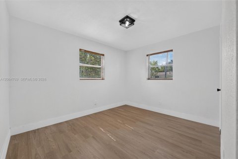House in North Miami Beach, Florida 3 bedrooms, 83.61 sq.m. № 2286825 - photo 21