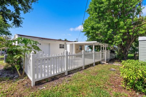 House in North Miami Beach, Florida 3 bedrooms, 83.61 sq.m. № 2286825 - photo 28
