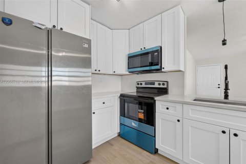 House in North Miami Beach, Florida 3 bedrooms, 83.61 sq.m. № 2286825 - photo 12