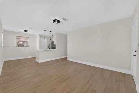 House in North Miami Beach, Florida 3 bedrooms, 83.61 sq.m. № 2286825 - photo 7