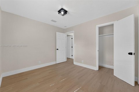 House in North Miami Beach, Florida 3 bedrooms, 83.61 sq.m. № 2286825 - photo 20