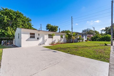 House in North Miami Beach, Florida 3 bedrooms, 83.61 sq.m. № 2286825 - photo 4
