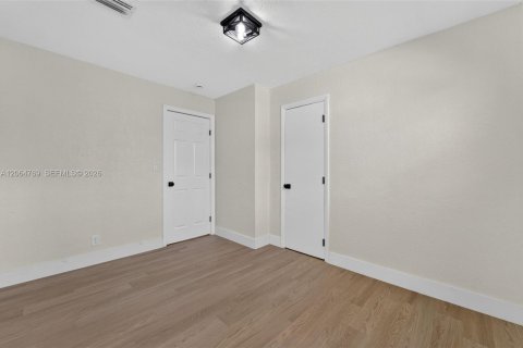 House in North Miami Beach, Florida 3 bedrooms, 83.61 sq.m. № 2286825 - photo 16