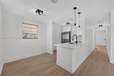 House in North Miami Beach, Florida 3 bedrooms, 83.61 sq.m. № 2286825 - photo 10