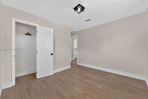 House in North Miami Beach, Florida 3 bedrooms, 83.61 sq.m. № 2286825 - photo 23