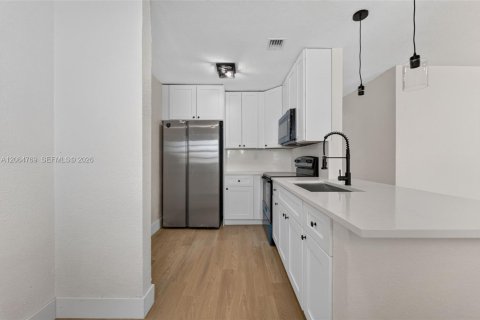 House in North Miami Beach, Florida 3 bedrooms, 83.61 sq.m. № 2286825 - photo 11