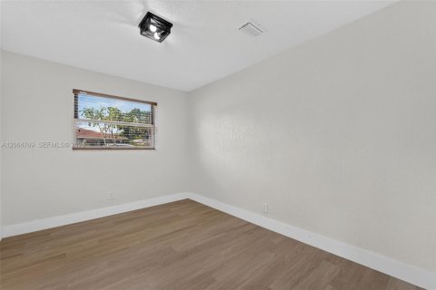 House in North Miami Beach, Florida 3 bedrooms, 83.61 sq.m. № 2286825 - photo 14