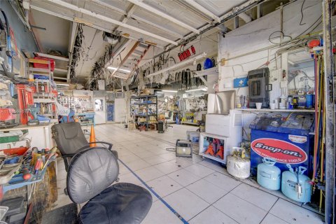 Commercial property in Miami, Florida № 2022737