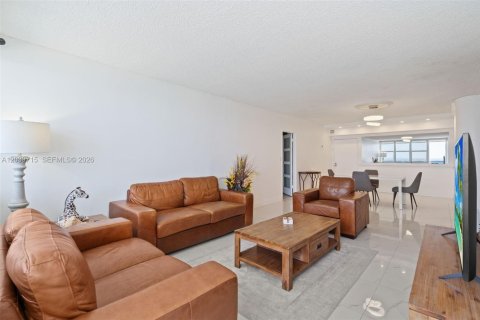 Condo in Hollywood, Florida, 2 bedrooms  № 2240226 - photo 5