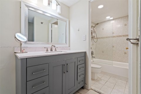 Condo in Hollywood, Florida, 2 bedrooms  № 2240226 - photo 14