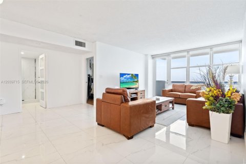 Condo in Hollywood, Florida, 2 bedrooms  № 2240226 - photo 11