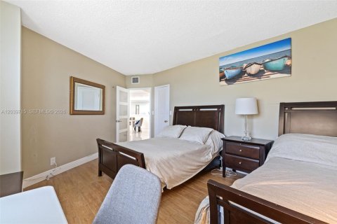Condo in Hollywood, Florida, 2 bedrooms  № 2240226 - photo 17