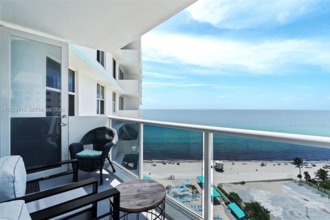 Condo in Hollywood, Florida, 2 bedrooms  № 2240226 - photo 20