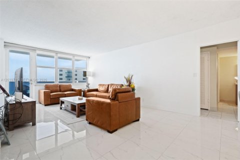 Condo in Hollywood, Florida, 2 bedrooms  № 2240226 - photo 8