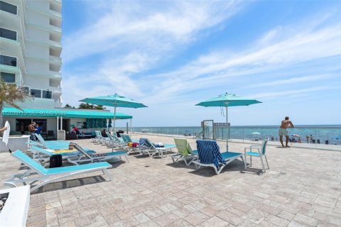 Condo in Hollywood, Florida, 2 bedrooms  № 2240226 - photo 22
