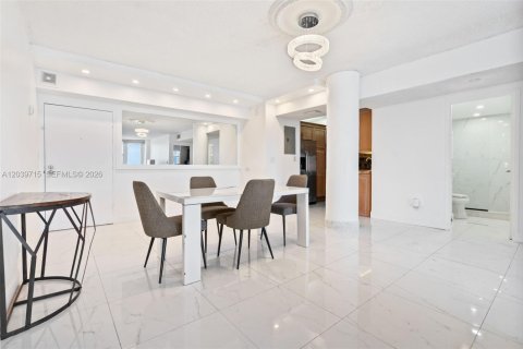 Condo in Hollywood, Florida, 2 bedrooms  № 2240226 - photo 6