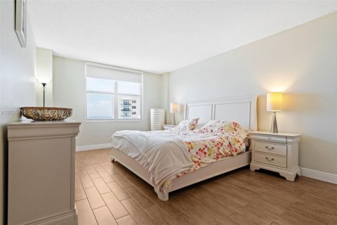 Condo in Hollywood, Florida, 2 bedrooms  № 2240226 - photo 12