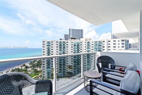 Condo in Hollywood, Florida, 2 bedrooms  № 2240226 - photo 19