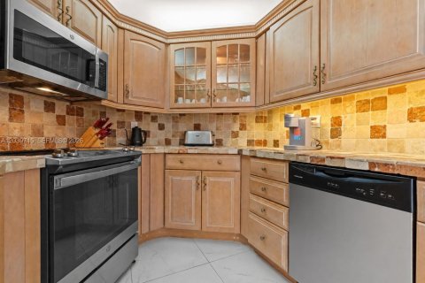 Condo in Hollywood, Florida, 2 bedrooms  № 2240226 - photo 10