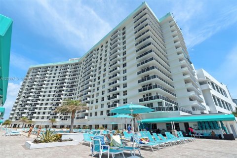 Condo in Hollywood, Florida, 2 bedrooms  № 2240226 - photo 4