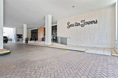 Condo in Hollywood, Florida, 2 bedrooms  № 2240226 - photo 2