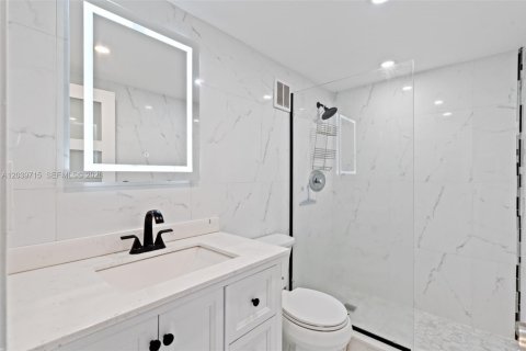 Condo in Hollywood, Florida, 2 bedrooms  № 2240226 - photo 18