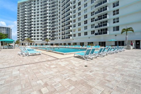 Condo in Hollywood, Florida, 2 bedrooms  № 2240226 - photo 23