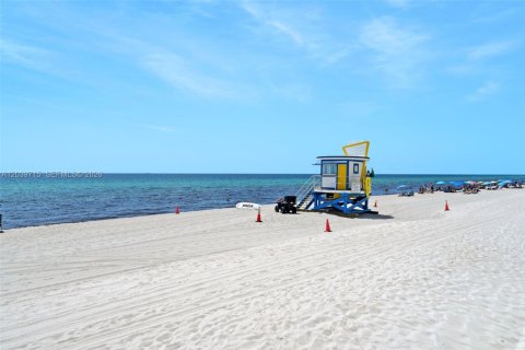 Condo in Hollywood, Florida, 2 bedrooms  № 2240226 - photo 24