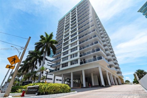 Condo in Hollywood, Florida, 2 bedrooms  № 2240226 - photo 3