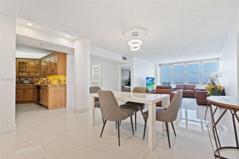 Condo in Hollywood, Florida, 2 bedrooms  № 2240226 - photo 7