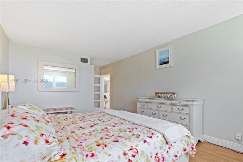 Condo in Hollywood, Florida, 2 bedrooms  № 2240226 - photo 13