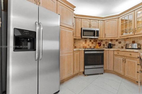 Condo in Hollywood, Florida, 2 bedrooms  № 2240226 - photo 9