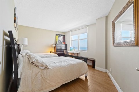 Condo in Hollywood, Florida, 2 bedrooms  № 2240226 - photo 16