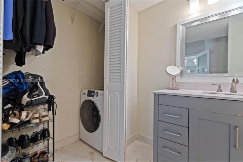 Condo in Hollywood, Florida, 2 bedrooms  № 2240226 - photo 15