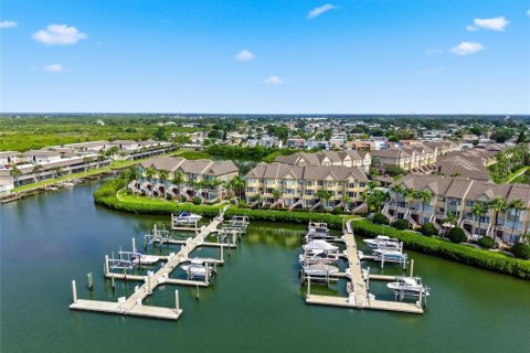 Townhouse in Tampa, Florida 4 bedrooms, 235.97 sq.m. № 2350207
