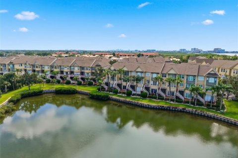 Townhouse in Tampa, Florida 4 bedrooms, 235.97 sq.m. № 2350207 - photo 3