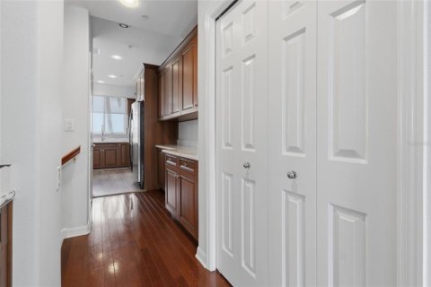 Townhouse in Tampa, Florida 4 bedrooms, 235.97 sq.m. № 2350207 - photo 12