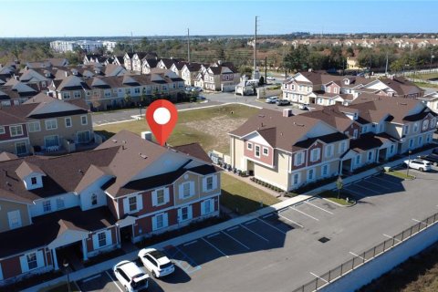 Adosado en venta en Kissimmee, Florida, 5 dormitorios, 197.14 m2 № 1639665 - foto 1