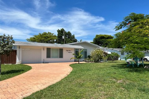 House in Cutler Bay, Florida 3 bedrooms, 163.04 sq.m. № 1889557 - photo 1