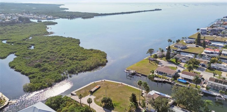 Terreno en Hudson, Florida № 2125574