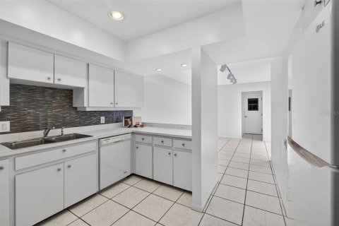 Condo in Winter Haven, Florida, 2 bedrooms № 2143894 - photo 9