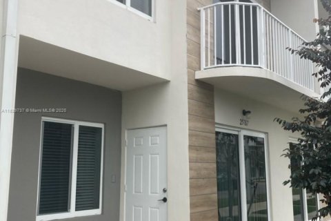 Townhouse in Homestead, Florida 4 bedrooms, 129.88 sq.m. № 1805979 - photo 1