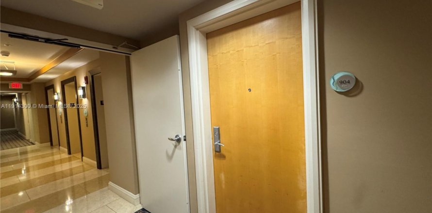 Кондоминиум с 1 спальней в Майами, Флорида № 1969607