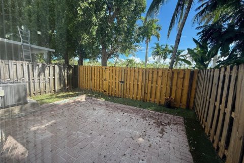 Снять в аренду таунхаус в Хомстед, Флорида 4 спальни, 135.27м2, № 1955337 - фото 3