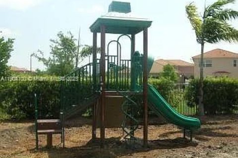 Снять в аренду таунхаус в Хомстед, Флорида 4 спальни, 135.27м2, № 1955337 - фото 5