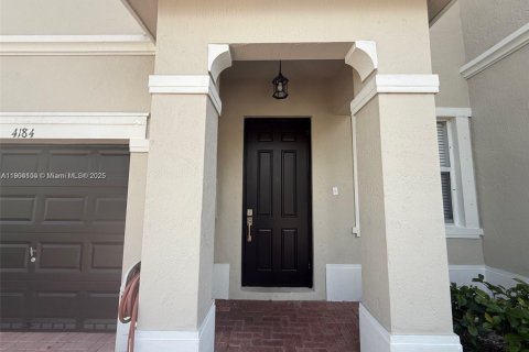 Снять в аренду таунхаус в Хомстед, Флорида 4 спальни, 135.27м2, № 1955337 - фото 2