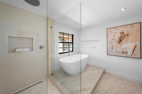 House in Coral Gables, Florida 4 bedrooms, 223.52 sq.m. № 1948044 - photo 20