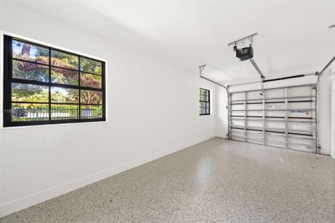 House in Coral Gables, Florida 4 bedrooms, 223.52 sq.m. № 1948044 - photo 29