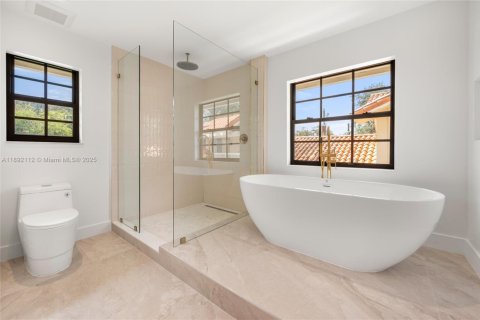 House in Coral Gables, Florida 4 bedrooms, 223.52 sq.m. № 1948044 - photo 19